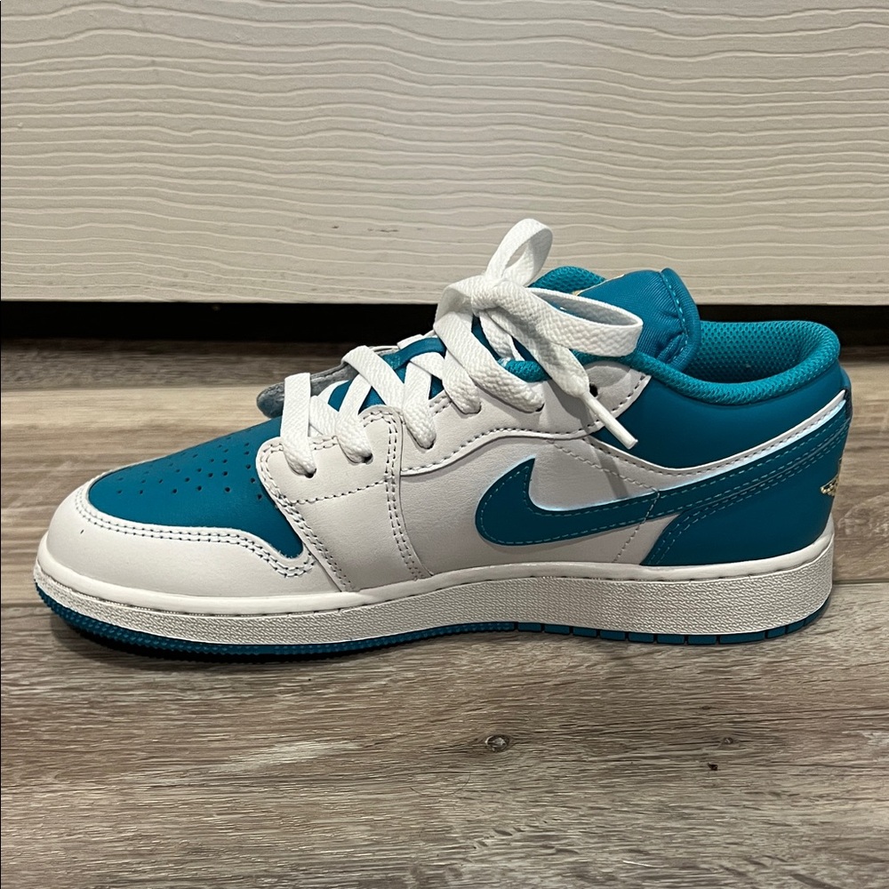 NWOT Nike Jordan 1 Low Aquatone (553560-174) Teal and White. Boys size 5Y - Picture 6 of 10